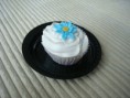 Cupcake con crema de mantequilla y decoraciones en fondant